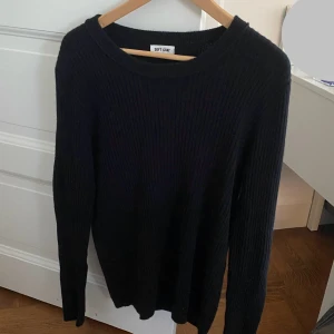 Svart Kashmir Tröja - Nypris: 2600 kr  Mycket bra skick! Som nyskick Storlek: XL (kan även passa L)  100% Kashmir