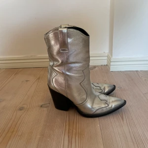 silverboots!  - Mycket bra skick, hade de på min student! (inte på flaket så frf bra skick) 🧚