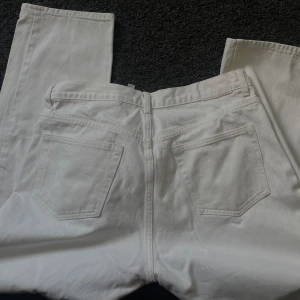 VITA HERR JEANS  - Vita raka jeans till herr från Weekday, i nyskick!!