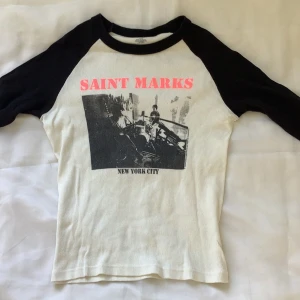 Långärmad tröja med tryck - Cool långärmad tröja ifrån brandy Melville i one-size (XS-S)! Den är i perfekt skick förutom att den har en super liten prick därbakom som man knappt märker av.❤️‍🔥 Kom privat för frakten, och hela betalningen sker via swish!