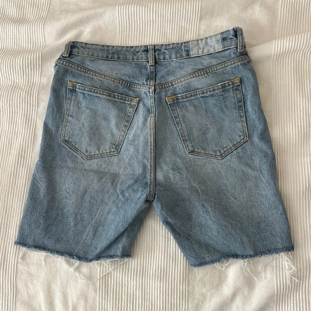 Var tidigare ett par jeans som jag klippt av till shorts. Står inte storlek men passar ca storlek M beroende på vilken passform man vill ha!. Shorts.