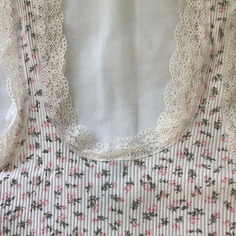 Säljer den här klänningen med rosa blommor med spets längst upp! Perfekt för sommaren och en är i storlek XXS men går att töja ut💞 Kom privat för frakten, och hela betalningen sker via swish! . Klänningar.