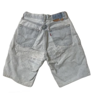 Levi’s JORTS - Ljusa jorts från Levi’s med coola detaljer bak