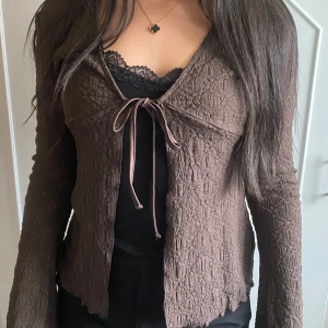 brun cardigan  - jätte söt cardigan kofta som man kan knyta med snören från BilBok, använt 1 gång men tycker ej att det är min stil längre. Jätte bekväm och skön att ha på.  Säljt samma tröja innan men jag hade 2! 