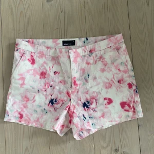 Shorts Gina Tricot  - Mönstrade korta shorts från Gina Tricot. Endast använda ett par gånger. 