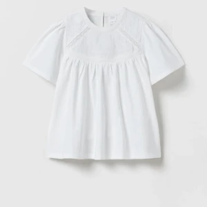 Blus  - Så fin sommar blus som är så skön 🌸 den är från zaras barn avdelning i storlek 13-14 / xs/s och säljs inte längre ⭐️ fick den i present men har för mig att den kostade runt 250kr ? väldigt fint skick säljer då den har blivit för liten bild 1 LÅNAD ❤️❤️❤️