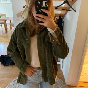 Grön jeans jacka  - köpte jackan för 2 år sen, men har aldrig använt den.  Köpes på zara för ca 500kr.