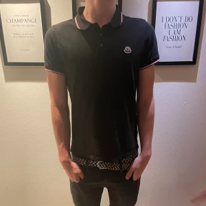 Moncler pike - En väldigt eftertraktad pike som är i mycket bra skick, passar extremt bra för sommarn.Modellen i bilden är 180 cm. Skriv gärna om ni har några frågor