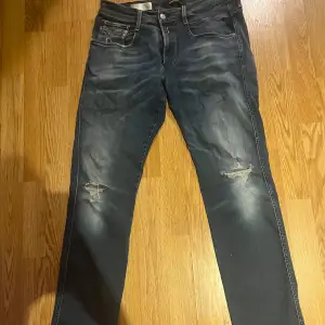 Säljer dessa snygga Replay jeans med slitningar, (slim fit) skicket på byxorna är 10/10 hör av er vid eventuella frågor 
