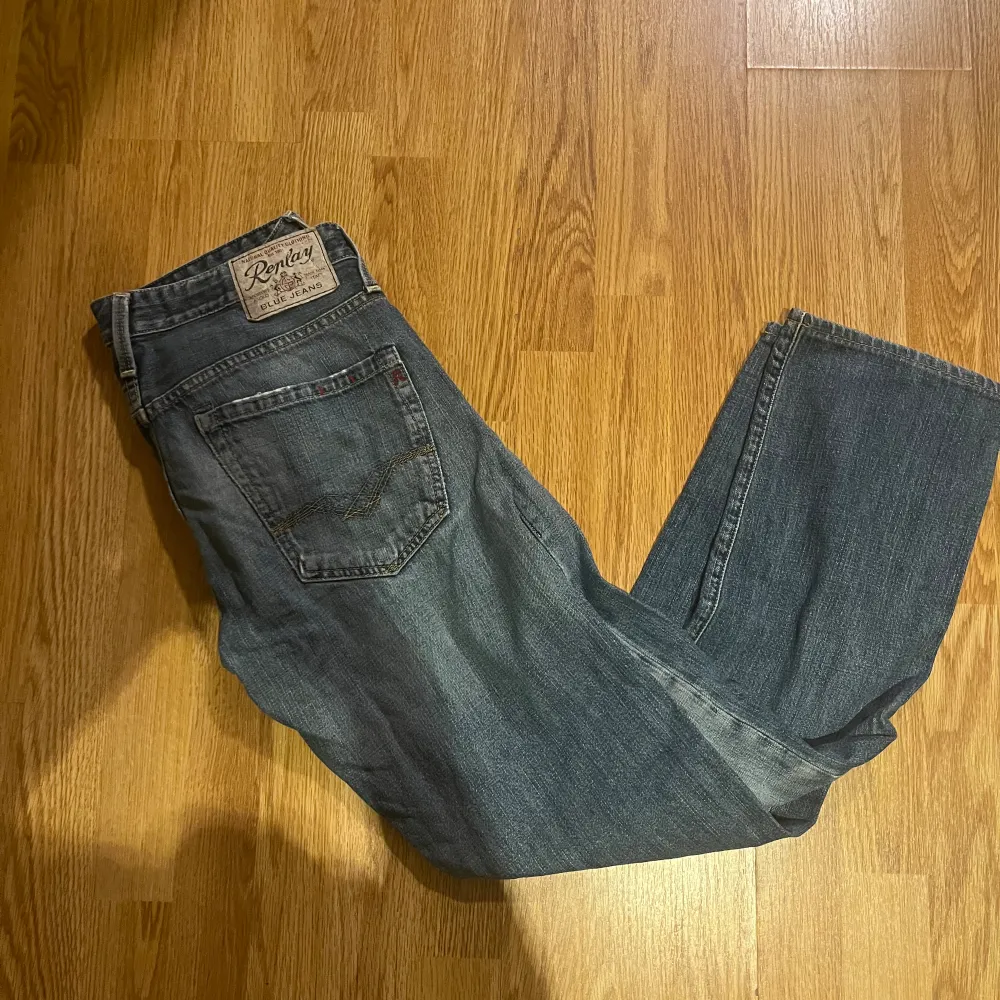 Säljer dessa feta Replay jeansen med slitningar som är en del av modellen, skick på byxorna 9/10 hör av er vid eventuella frågor . Jeans & Byxor.