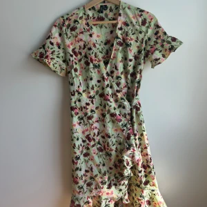 Blommig sommar klänning - En sommar klänning med volanger som är jätte fin, gå att justera midjan på klänningen. Har använt en gång och den är från Vero Moda💕