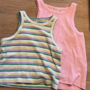 Två färgglada linnen från Lindex. Det rosa är 10-12 år, och det randiga är 7-8 år, men båda passar mig som 13 åring 🥲det rosa är väldigt bra skick och har bara används några ggr, det randiga har tecken på användning, men är fortfarande bra skick