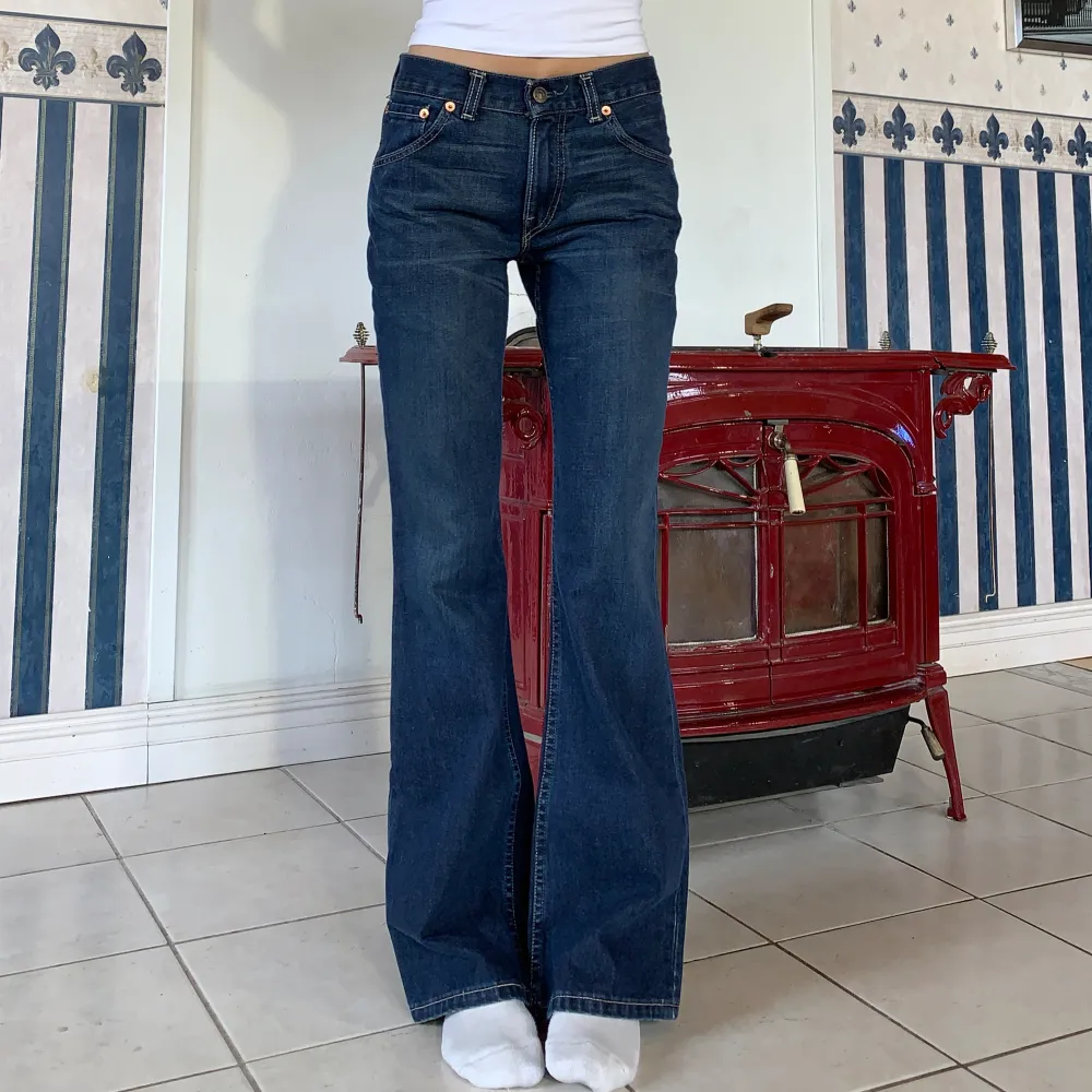 Vintage Levis jeans i bootcut, modell 525 ❣️ midja 72cm & Innerben 80❣️skicket är som nytt. Jag är ca 165. Jeans & Byxor.