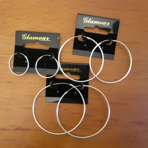 Öronringar i silver - 3 par öronringar i silver, säljes som paket. -2,3 cm i diameter -5 cm i diameter  -6 cm i diameter 