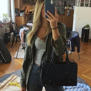 Cool militärgrön jacka - Jättefin militärgrön typ jeansjacka köpt vintage 💚💚