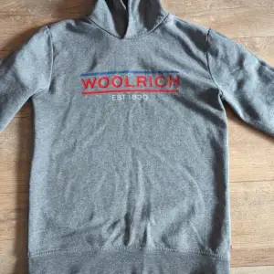 Woolrich hoodie som passar S, kille i bild 177 cm sitter perfekt. Inget slitage. Nypris ungefär 2000 kr. KAN SKICKA BILD PÅ BLEV FEL NÄR ANNONSEN PUBLICERADES.