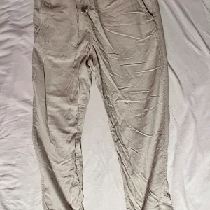 Linnebyxor  - •L •8/10 •Nypris 350 