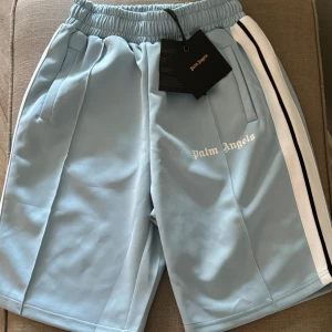 PALM ANGELS SHORTS - Säljer mina ljusblåa Palm angels shorts, dem är storlek S, dem är helt nya med tagsen kvar