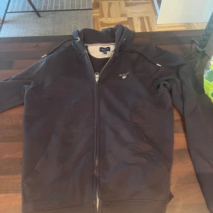Gant zip Hoodie  - Säljer min tvär feta garn zip Hoodie eftersom den är för liten. Köpte den några månader sen på Gants hemsida för 1400 och den är i väldigt bra skick. Den är i storlek S och har en bra passform.