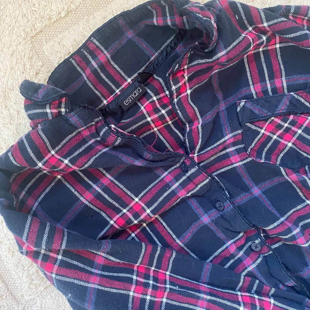 Pyjamaströja med mörkblått, rött och vitt mönster.. Toppar.