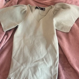 Söt topp - En söt topp från vero Moda, bra skick och använd fåtal gånger❤️. 