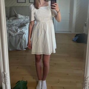 Studentklänning  - Helt ny fantastiskt fin klänning från Only. (Prislapp kvar) Då jag har hittat en annan studentklänning så säljer jag denhär. Storlek xs men känns mer som en s. Modellen är 173 cm lång.