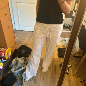 Linnebyxor  - Vita linnebyxor med fickor på baksidan samt framsidan. Storlek S. Vet inte vilken butik de är köpta ifrån då lappen e borta. 