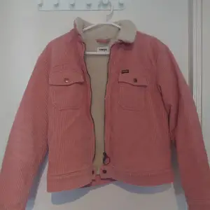 En rosa Wrangler jacka som både passar för dem som har storlek M och S. Jackan är i gott skick och är nästan aldrig använd.