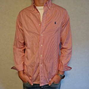Ralph lauren skjorta  - Tjena! Säljer en riktigt schysst skjorta från ralph lauren. Skicket på skjortan är 9.5/10. Modellen är cirka 182 cm. Har du några frågor eller funderingar så hör av dig // IC_RESELL 