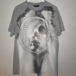 Baseball & skull print t-shirt från Givenchy. Storleken är M men modellen är oversize så den är stor i storleken. Från FW13 kollektionen. I fint skick.