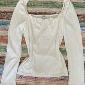 Vit blus - Vit blus från bubbleroom. Aldrig använd, så nyskick! 