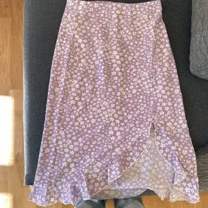Jättefin kjol som man kan ha under sommaren. Den är från SHEIN, aldrig använd. 