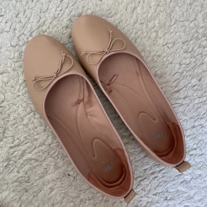 Zara Ballerina skor  - Säljer dessa fina ballerina skor från Zara som är perfekt för sommaren!💗 säljer dessa på grund av fel storlek därav nya och bra skick, endast testad en gång🫶🏻