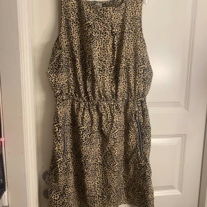Leopard klänning  - Aldrig använd 