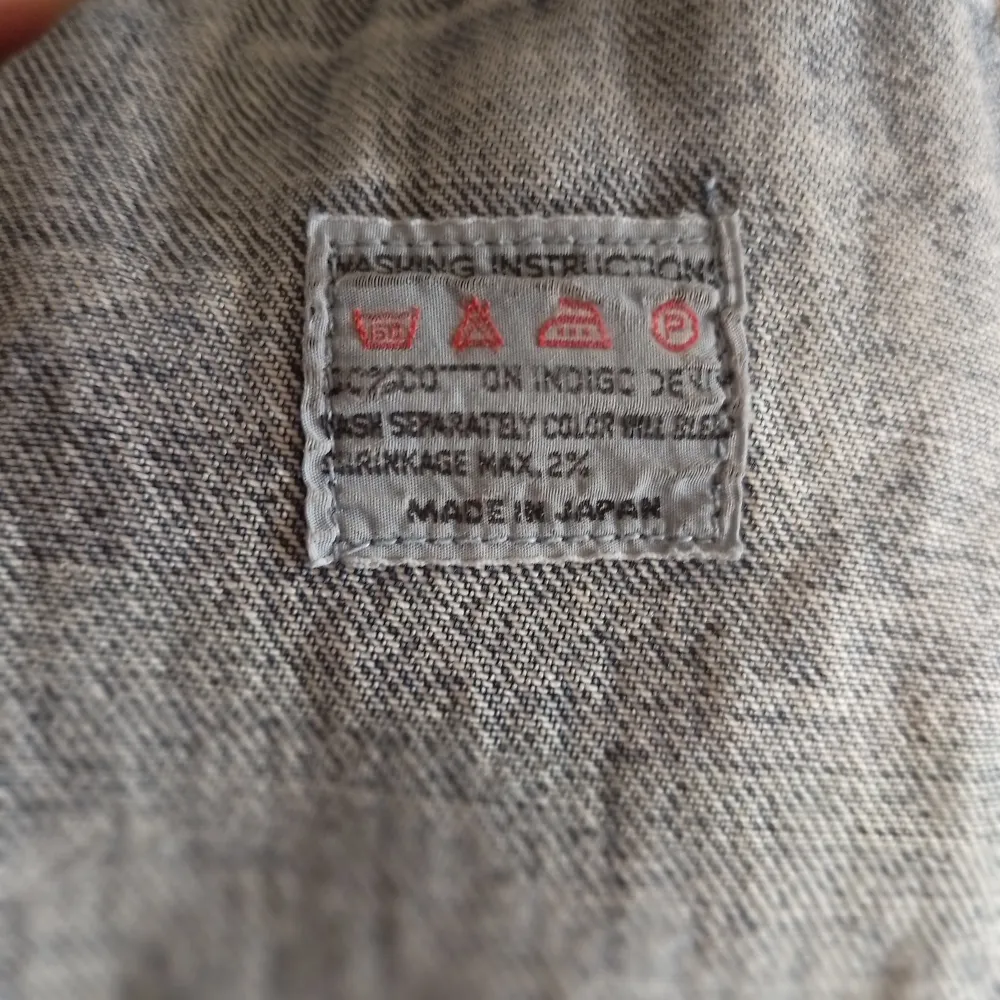Vintage jeansjacka från Gul & Blå. Turnejacka från Lena Philipssons -89 tour. Tillverkad i Japan i storlek XL (sitter oversize-bra på mig som har L). En riktigt unik piece i bästa workwear stil.. Jackor.