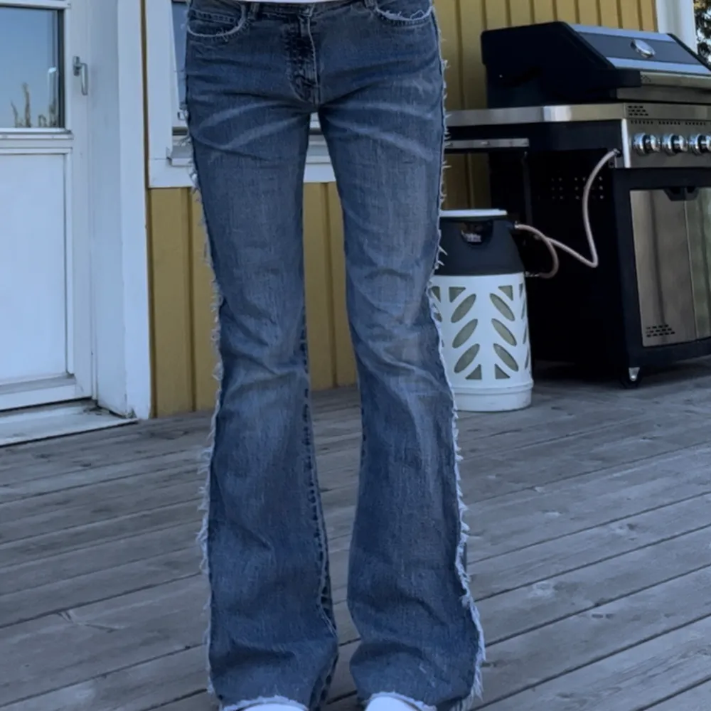 Väldigt unika jeans med fransar på sidorna Midjemått tvärsöver: 38cm Inerbenslängd: 80cm💗 Kolla gärna in min profil, säljer flera jeans för ett billigt pris 🥰. Jeans & Byxor.