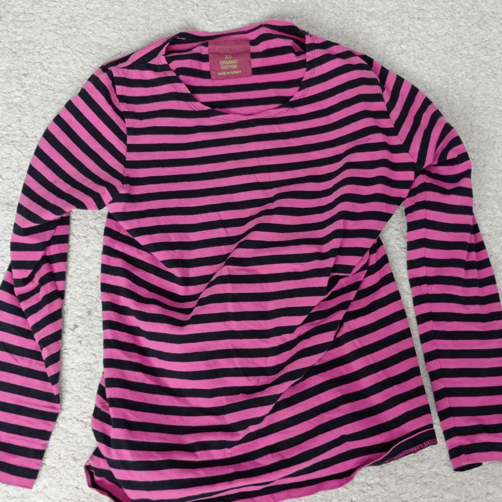 Jättecool randig rosa emo/2000s tröja! Inte använd så mycket men köpt på second hand. . T-shirts.