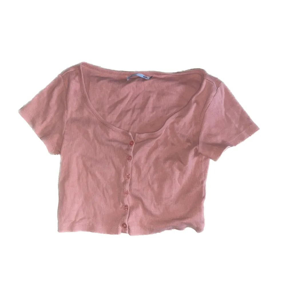 As gullig rosa crop top perfekt till sommaren🥰 Använd 2-3 gånger o säljs för att den inte längre används. Längd; bröstet neråt: 25cm Armlängd: 20cm Midja; längst ner tvärs över: 36cm Kontakta för fler bilder eller mått så löser jag så snabbt jag kan💋. Toppar.