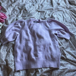 Stickad topp med puffärm - VMDOFFY från vero moda