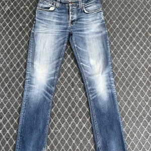 Nudie jeans - Hej! Säljer nu mina nudie jeans pga av att dem siter för tajt på mig. Skick 8/10 tyget på knäna börjar bli lite tunt. Storleken är midja 32, längd 34. Dock så siter dem som 30 i midjan.  Ifall du har några frågor är det bara att fråga ✋🙂‍↕️