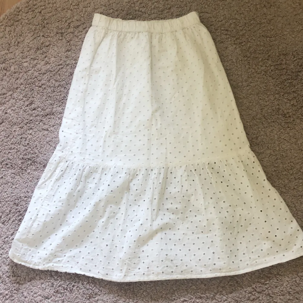 Säljer denna super fina vita lång kjol som tyvärr har blivit för kort för mig💓den är som ny förutom att en ”cirkel” har gått upp lite men annars är den som ny! Skriv gärna om du är intresserad eller vill ha fler bilder på kjolen☀️💗. Kjolar.