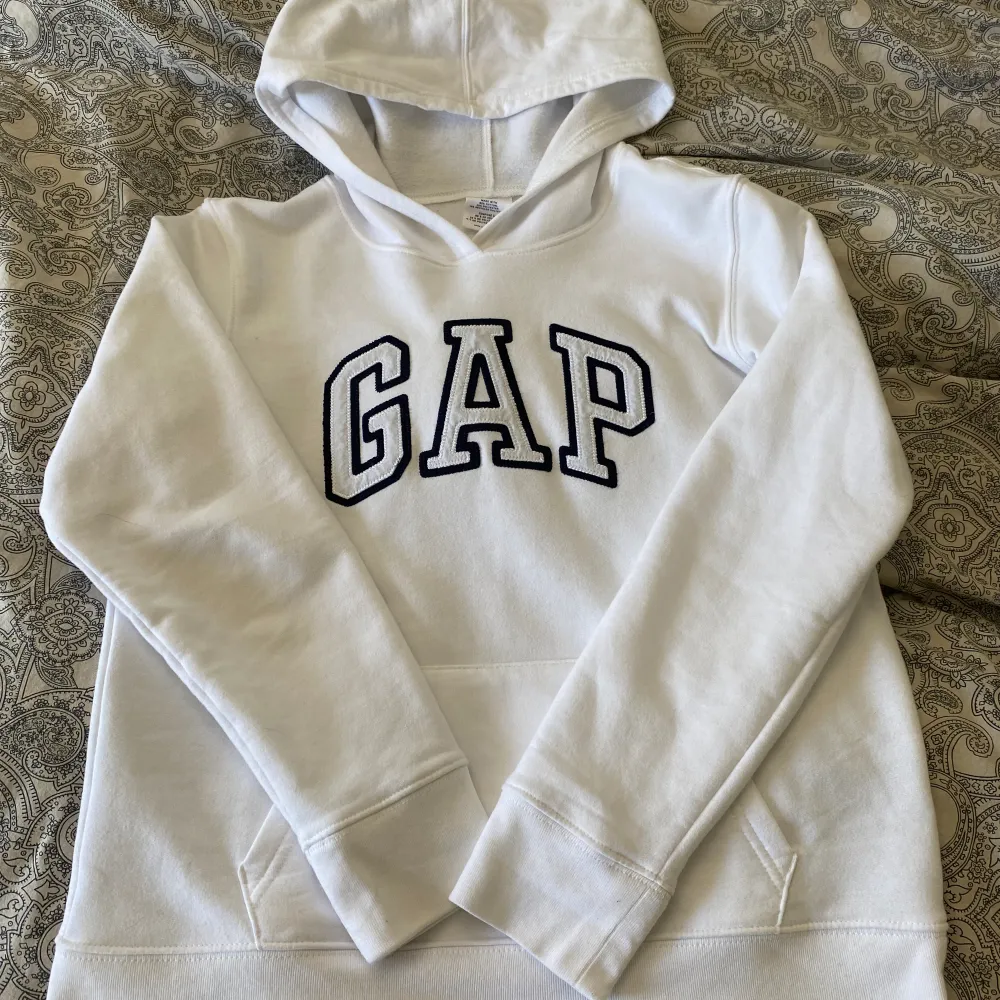 Storlek S, nyskick, använts fåtal gånger, säljer då den inte kommer till användning hos mig . Hoodies.