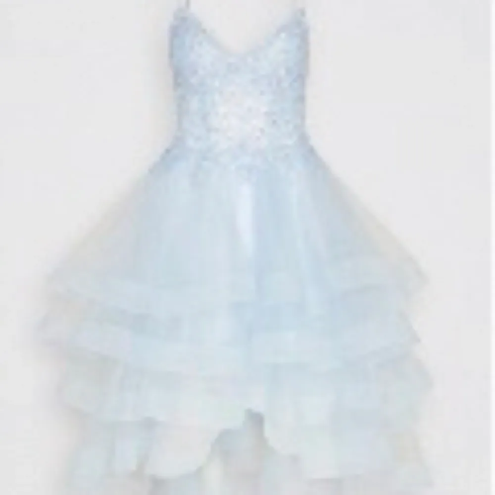 En snygg blå klänning perfekt för bröllop, bal, you name it! Den är som ny och har inga hål eller fläckar. Den är strl 36 och är från mascara. Original priset på klänningen är 3 015kr på zalando men jag säljer den för 2 000kr.. Klänningar.