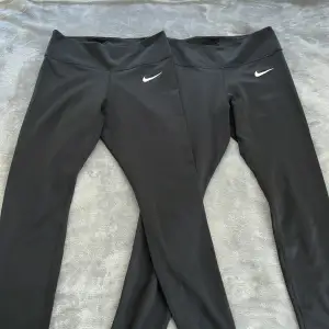 2 stycken svarta Nike tights i storlek M. Helt oanvända men med lapparna bortklippta. Båda för 300kr eller en för 160kr. Är inte jättetighta men är bekväma