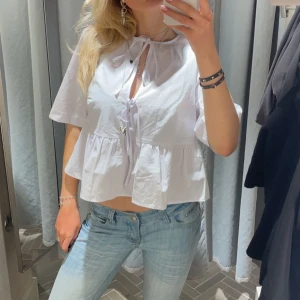 Knyt blus - Så söt blus med knyten därframme! Från Hm i nyskick🫶🏼