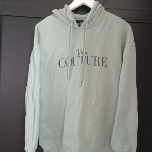 Hoodie - Fin hoodie i gråturkos färg. Knappt använd. Inga fläckar Storlek S