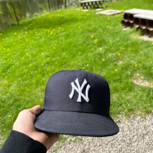 New era keps - Köpte denna keps för ungefär 2 veckor sedan men känner att jag knappt har fått nån användning för den, kepsen är i nysickt 