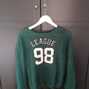 Stickad långärmad  - Grön stickad långärmad. Den är i bra skick o man blir lagom varm av den. Inga fläckar på den.