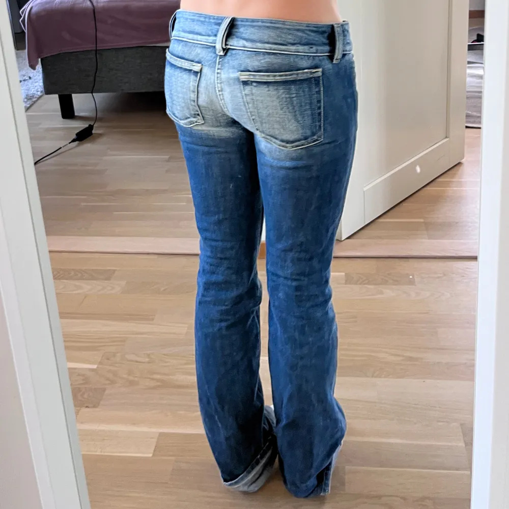 Intressekoll på mina diesel jeans med SNYGGASTE tvätten. Jag är 168 och dom är rätt långa så jag har vikt upp dom. . Jeans & Byxor.