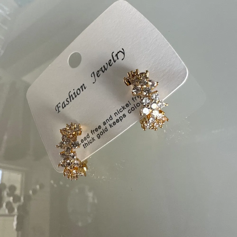 De små stiftörhängena är förstklassigt och detaljrikt utformade i guld. De imponerar med en slingrande orm i naturtrogen design. Det ger det uttrycksfulla örosmycket elegant glans. Stiftörhängena passar perfekt för en extravagant, originell look.. Asusteet.